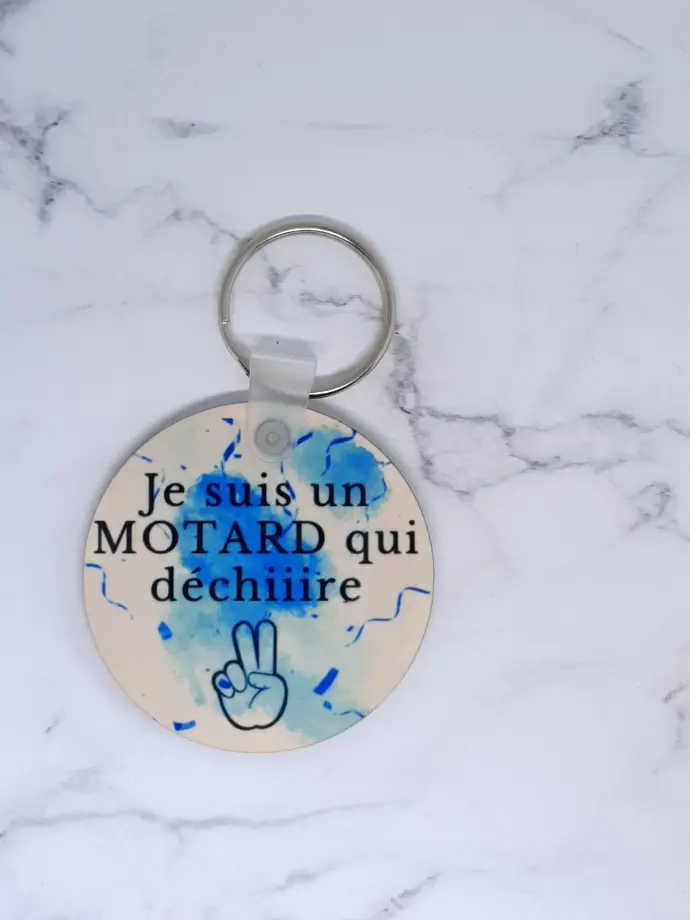 Porte-clés motard qui déchire