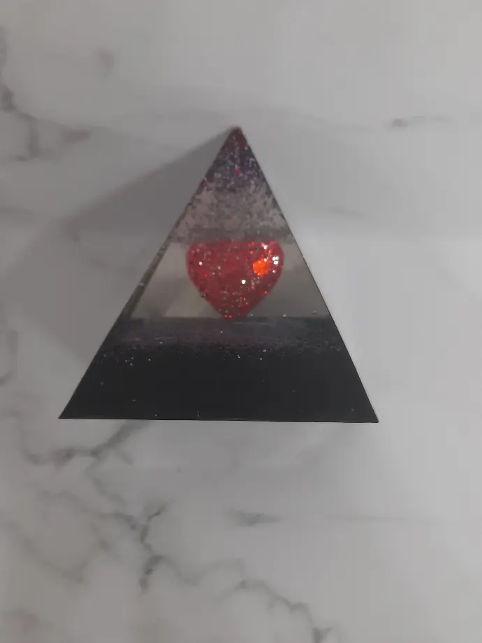 Petite Pyramide avec cœur
