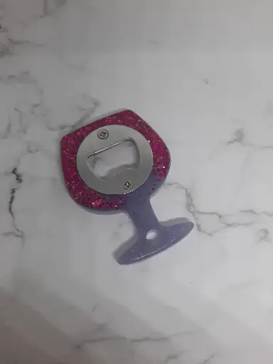 Décapsuleur en forme de verre